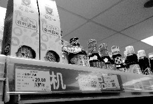 永旺超市里，兒童醬油價格不菲且品種繁多，但買的顧客較少。信息時報記者 郭柯堂 攝