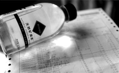 長綠苔的礦泉水和超市購物清單。 京華時報記者 王苡萱 攝