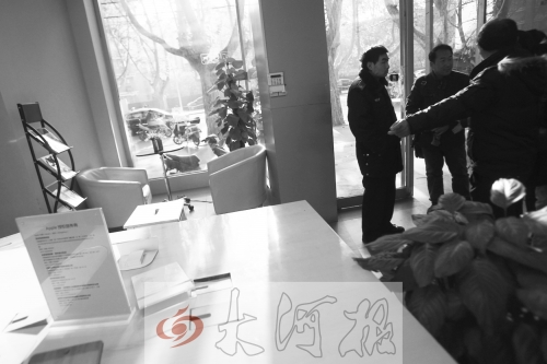 人民路上的這家商店,夜間疑被一男子隔著門縫用長(zhǎng)竿偷走一臺(tái)蘋果ipad air。