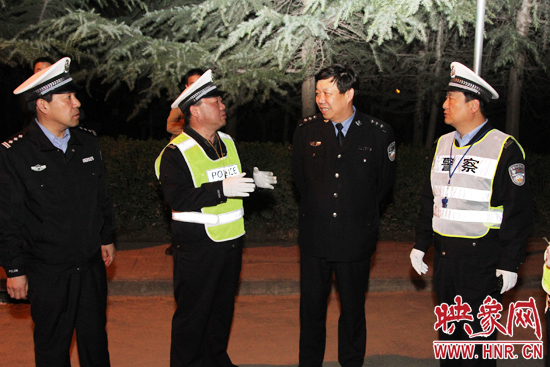 該支隊(duì)支隊(duì)長(zhǎng)石軍(左二)、政委周西漢（左一）在向省總隊(duì)督導(dǎo)組匯報(bào)整治酒駕時(shí)的情景。