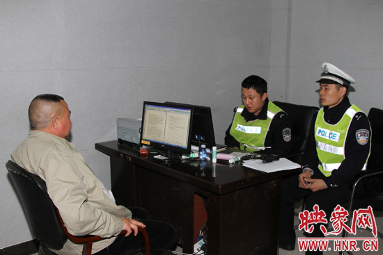 湖濱交管巡防大隊(duì)中隊(duì)長(zhǎng)姚旭（右一）在對(duì)酒駕者詢問(wèn)筆錄