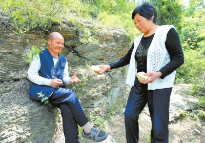 5月5日，馬英為上山放牛的劉五送干糧。