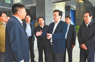 4月9日，省委書記、省人大常委會主任郭庚茂帶隊，在洛陽高新技術(shù)產(chǎn)業(yè)集聚區(qū)內(nèi)觀摩考察。