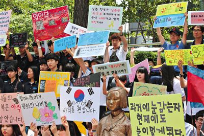 6月4日,韓國(guó)首爾,韓國(guó)慰安婦和民眾在日本駐韓大使館門(mén)前集會(huì),要求日本政府承認(rèn)并解決慰安婦問(wèn)題。