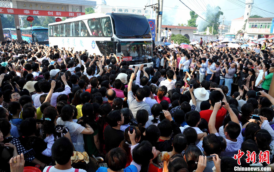 6月5日，一年一度的毛坦廠鎮(zhèn)“送考節(jié)”到來(lái)，70輛大巴車(chē)護(hù)送毛坦廠中學(xué)萬(wàn)名考生安全赴考。
