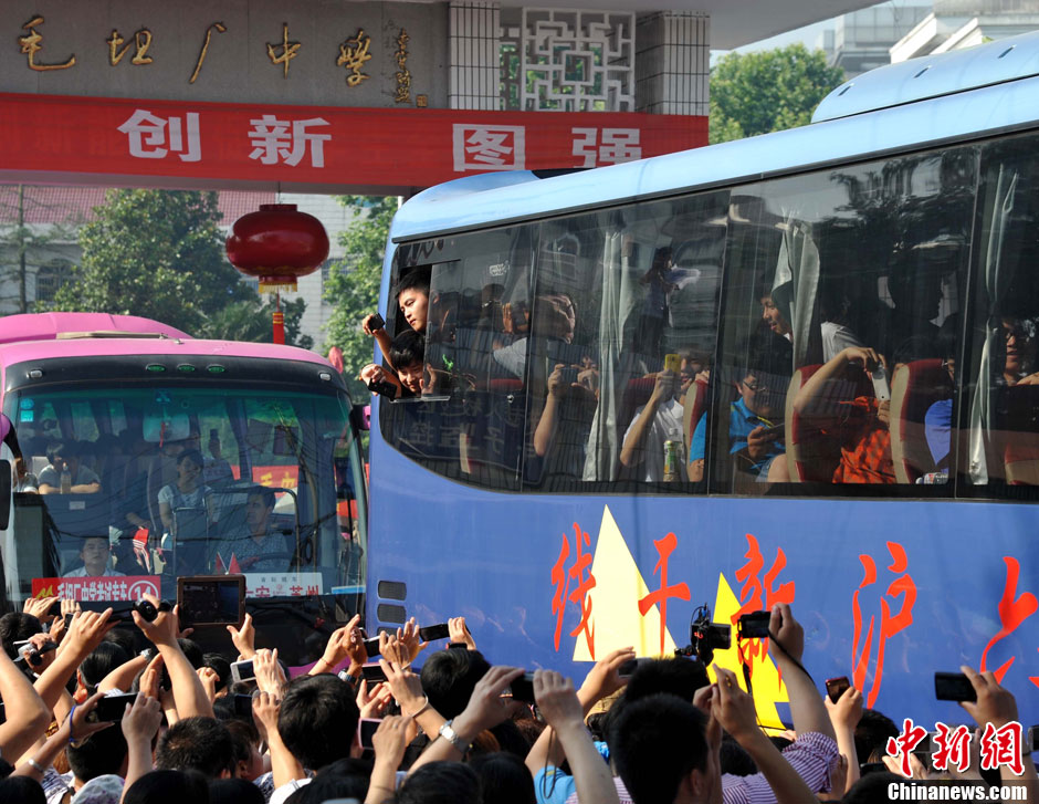 6月5日，一年一度的毛坦廠鎮(zhèn)“送考節(jié)”到來(lái)，70輛大巴車(chē)護(hù)送毛坦廠中學(xué)萬(wàn)名考生安全赴考。