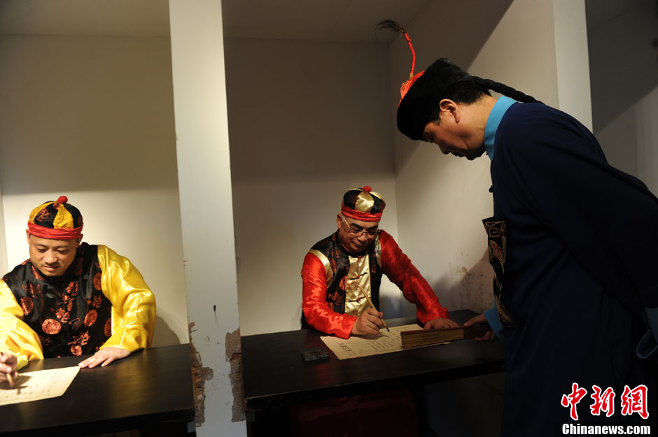 圖為“考試”現(xiàn)場(chǎng)。中新社發(fā) 張浪 攝