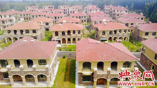 這里的別墅共計30多棟，有兩層的，也有三層的，主體、裝修都已經完工