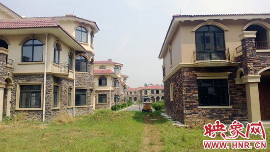 圖為別墅群內正在進行最后的鋪路、綠化