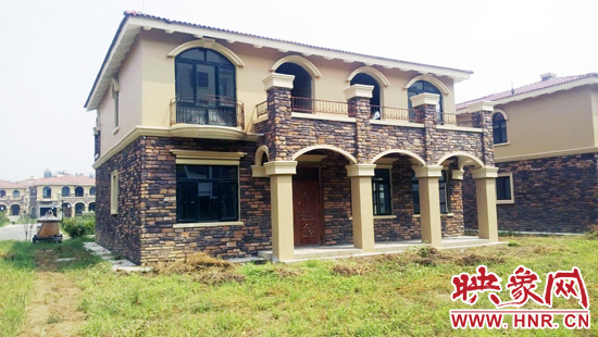 這里的別墅有兩層的，也有三層的，主體、裝修都已經完工