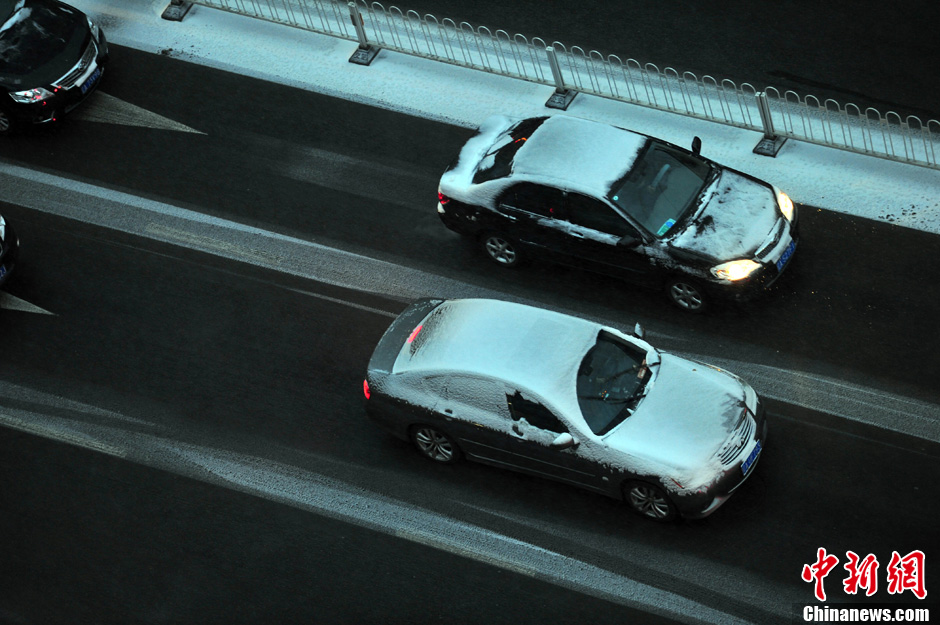 11月18日，沈陽街頭的汽車被積雪覆蓋。