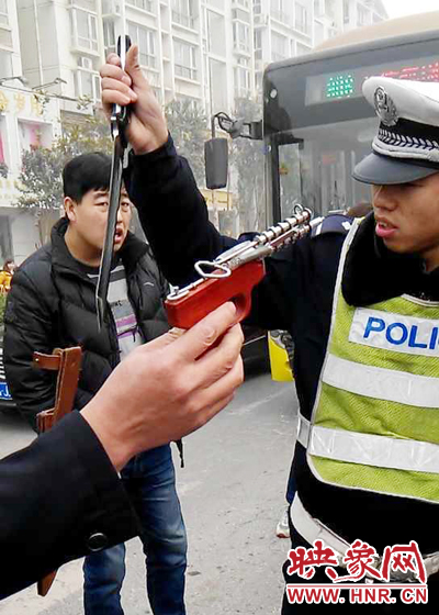據當事交警描述，男子自知車上有刀，在車輛被逼停后，車上的另一名男子試圖將刀具交給到達現場的同伴。