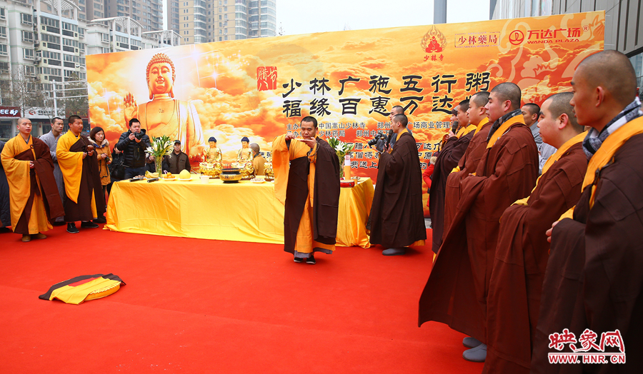 1月8日上午，鄭州市中原萬達(dá)廣場上，少林寺的僧人們?yōu)榕D八節(jié)做法事施粥。