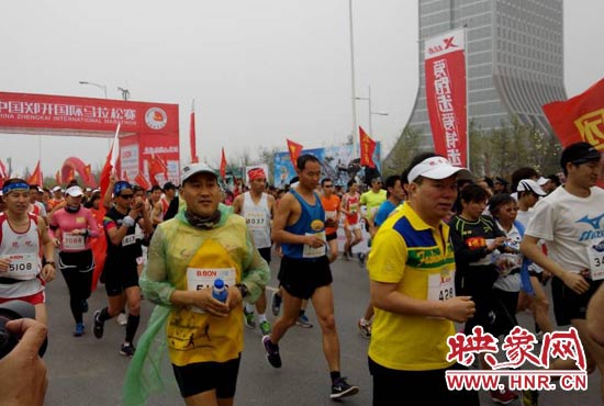 3月30日上午8點(diǎn)20分，2014鄭開國(guó)際馬拉松賽在鄭開大道鳴槍起跑。