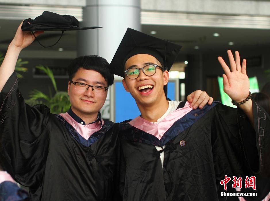 6月6日，浙江理工大學(xué)的畢業(yè)生們在校園中以賣萌、搞怪等獨(dú)具青春特色的方式告別大學(xué)生涯。中新社發(fā) 李晨