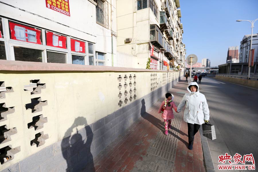 市民從墻外走過。