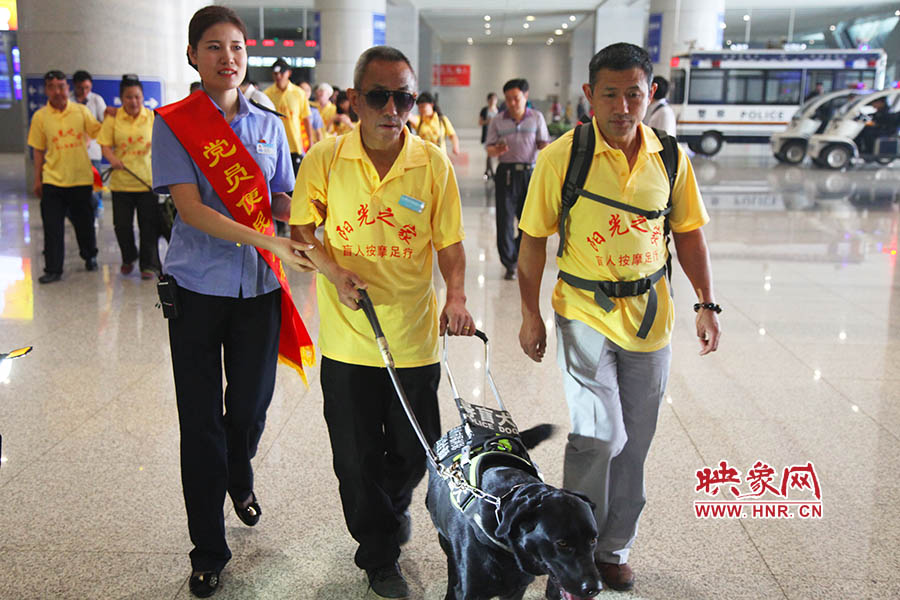 接到鄭州市愛心導(dǎo)盲犬服務(wù)中心的乘車請求后，鄭州東站抽調(diào)了工作人員進行對接，提前做好服務(wù)引導(dǎo)準(zhǔn)備。