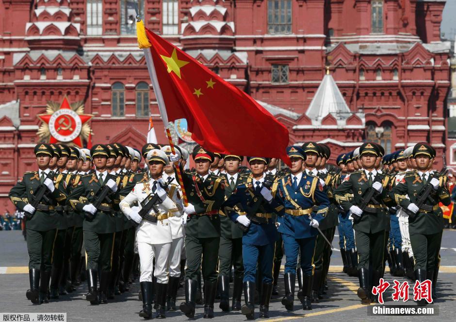 解放軍三軍儀仗隊參加紅場閱兵。