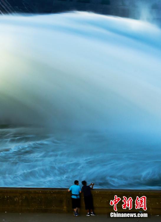 河南洛陽(yáng)出水口泄水現(xiàn)“蛟龍”飛瀑 河南洛陽(yáng)出水口泄水現(xiàn)“蛟龍”飛瀑