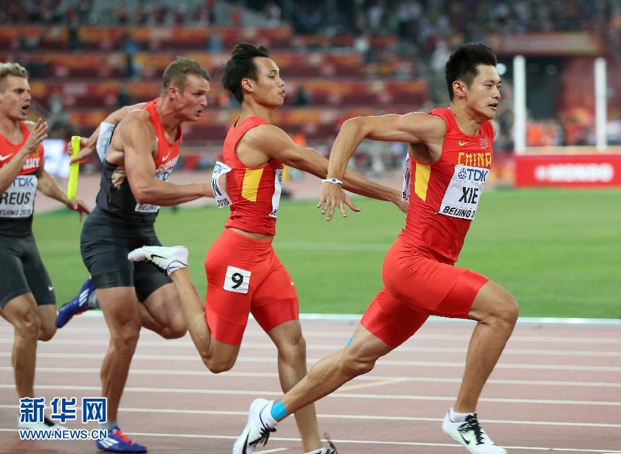 中國(guó)隊(duì)選手謝震業(yè)（右一）和莫有雪在比賽中交接棒。