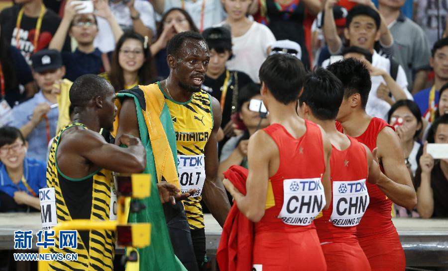 中國(guó)隊(duì)隊(duì)員賽后與牙買加選手博爾特（左二）交談。