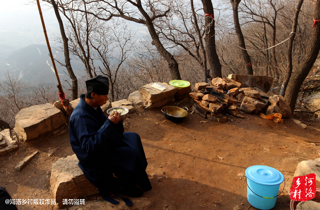 鄰居有時候會拿這些廢品下山，換取一些食物，對于老崔來說，既然出家就該安守清貧，撿破爛換好吃的，不是出家人該做的。他偷偷把鄰居的一大包廢品踢下了山，于是爭吵并且打起了架。