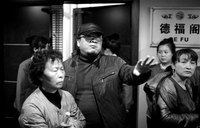昨日，在河北香河天下第一城，相關(guān)負(fù)責(zé)人（左二）走出會(huì)議室與參加演出的老人們溝通。