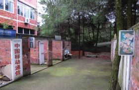 緊挨鐵山坪基地，有一條“迷你”街道，雖然簡陋，但尚未拆去的店鋪名稱顯出了曾經(jīng)的“繁華”。組圖/記者倪志剛