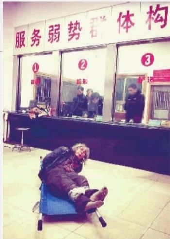 1月7日23點(diǎn)50分，長沙市救助管理站大廳，一名老年流浪者躺在擔(dān)架上，無助地看著記者。