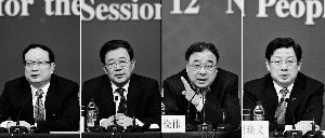 昨天，國(guó)務(wù)院深化醫(yī)藥衛(wèi)生體制改革領(lǐng)導(dǎo)小組辦公室負(fù)責(zé)人王保安、孫志剛、馬曉偉、胡曉義（從左至右）就“醫(yī)藥衛(wèi)生體制改革”有關(guān)問(wèn)題回答記者提問(wèn)。記者王鵬/攝