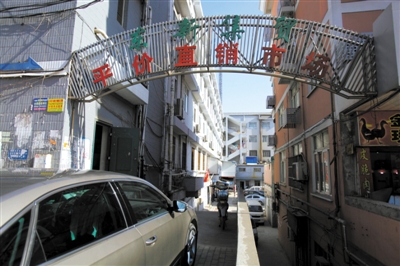 昨日，從事活禽宰殺的許某確認(rèn)為感染H7N9禽流感確診病例，其所工作的南京江寧區(qū)東新農(nóng)貿(mào)市場(chǎng)仍正常營(yíng)業(yè)