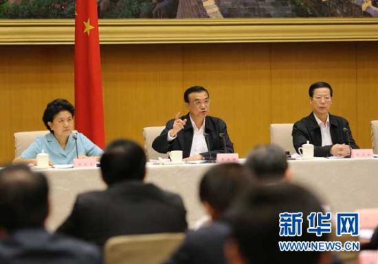 　5月13日，國務(wù)院召開全國電視電話會議，動員部署國務(wù)院機(jī)構(gòu)職能轉(zhuǎn)變工作。中共中央政治局常委、國務(wù)院總理李克強(qiáng)發(fā)表講話。 新華社記者劉衛(wèi)兵 攝