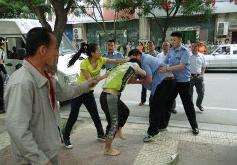　圖為5月31日，延安城管隊(duì)員暴力執(zhí)法場面。
