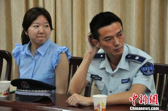 圖為參與“體驗式執(zhí)法”的兩名城管隊員?！埱邸z