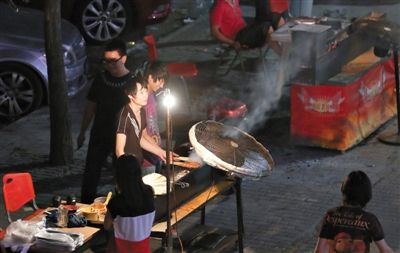 7月4日，青年路國美第一城小區(qū)附近的夜市臨街露天燒烤攤。