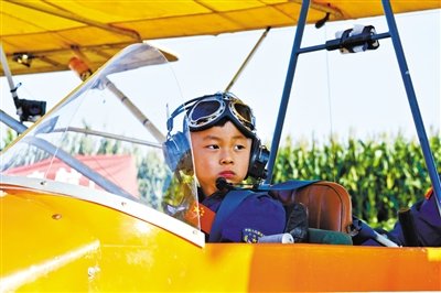 8月31日，5歲半“裸跑弟”從河北固安駕駛飛機(jī)飛越北京野生動(dòng)物園。圖/CFP