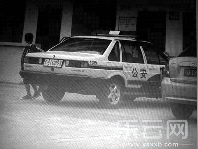 被指接送小孩上學(xué)的警車。