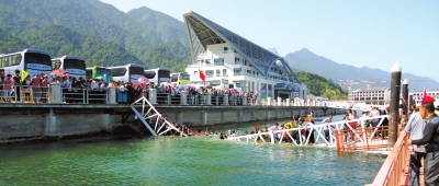 昨天上午10點(diǎn)左右，江西廬山西海風(fēng)景區(qū)司馬旅游碼頭發(fā)生橋面塌陷事故，造成18名游客擦傷或落水。景區(qū)表示，目前已對(duì)擦傷或落水游客進(jìn)行有效救治和妥善處置，并對(duì)游客損失的財(cái)物進(jìn)行登記。