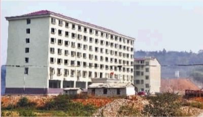  10月23日，長(zhǎng)沙市岳麓區(qū)蓮花鎮(zhèn)云蓋村村委會(huì)的辦公大樓。  實(shí)習(xí)記者 李健 攝