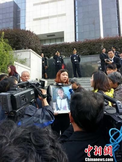 法院外，死者祁某的家人正在接受媒體采訪。 田雯 攝