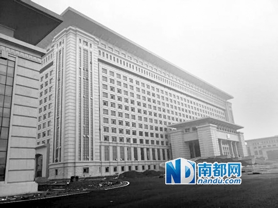 圖片顯示，湖南攸縣新建的發(fā)展中心樓群氣派，廣場龐大。 圖片來源：天涯論壇