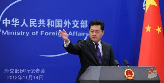 2013年11月14日，外交部發(fā)言人秦剛主持例行記者會。
