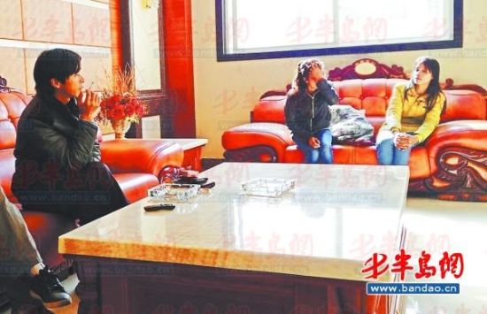鄱陽(yáng)湖鄉(xiāng)村大酒店內(nèi)，兩個(gè)本地男子帶著兩個(gè)外籍女子給記者