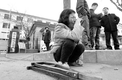 從法院出來以后，家屬和律師正在商量案情，夏鳳各在旁想著想著忍不住哭起來