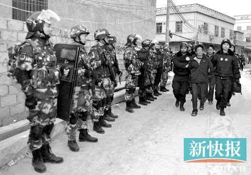 緝毒民警抓捕販毒嫌疑人。