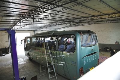 爆炸客車內(nèi)部已經(jīng)面目全非。據(jù)華商報(bào)