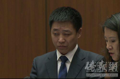 受害者瞿銘的父親瞿萬(wàn)志在法庭上發(fā)表聲明。（僑報(bào)記者夏嘉攝）