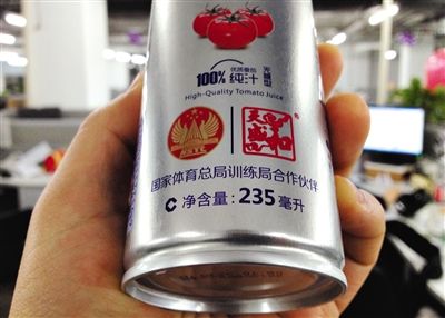 在涉訴產(chǎn)品的包裝上，印著“國(guó)家體育總局訓(xùn)練局合作伙伴”標(biāo)識(shí)。新京報(bào)記者 倪華初 攝