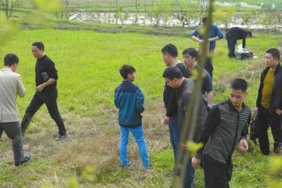 少年指認(rèn)藏槍地點(diǎn)。