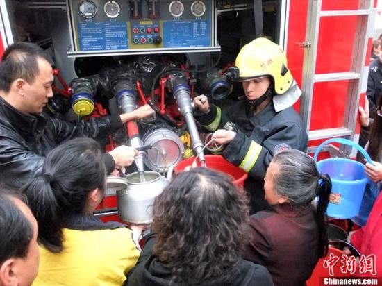 　4月11日，蘭州市自來水苯含量嚴重超標，蘭州啟動公共突發(fā)事件應急機制，緊急調(diào)配安全水源在居民區(qū)投放，圖為消防隊給西固蘭玻西社區(qū)居民送來水，市民排隊取水。裴強 攝 圖片來源：東方IC 版權作品 請勿轉(zhuǎn)載